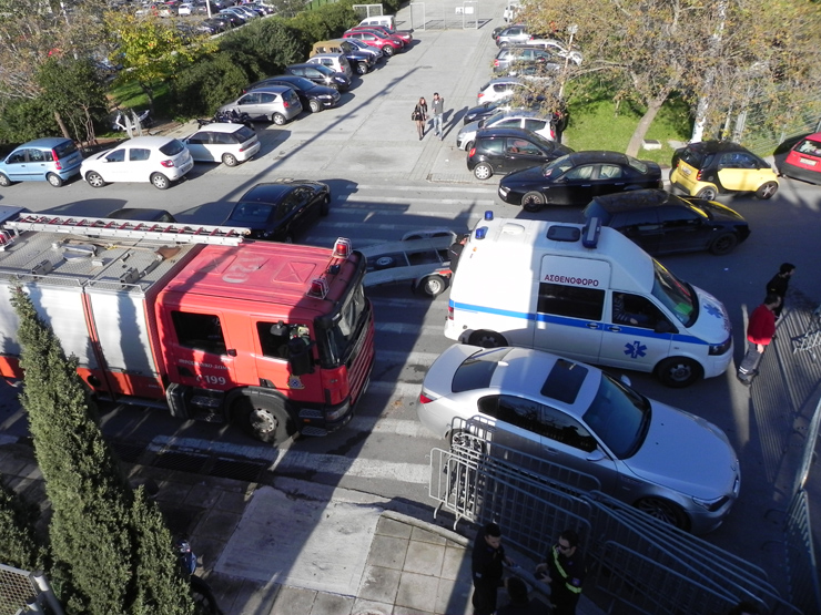 Μετά από τον πανικό που προκλήθηκε έκανε την εμφάνισή του και το ασθενοφόρο...