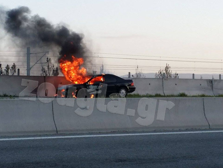 Το αυτοκίνητο παραδόθηκε στις φλόγες και έγινε στάχτη...