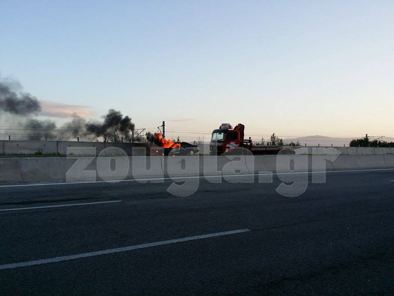 Άμεσα έφτασε στο σημείο η οδική βοήθεια που όμως δεν μπορούσε να κάνει και πολλά μέχρι να περιμένει να σβήσει η φωτιά...