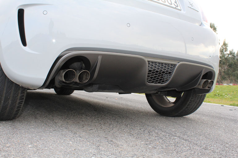 Διαχύτης και τέσσερις απολήξεις εξάτμισης που παράγουν έναν καταπληκτικό ήχο