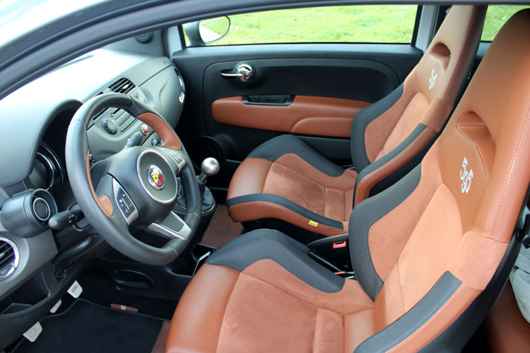 Τα μπακετ καθίσματα κρατούν τον οδηγό στη.. θέση του