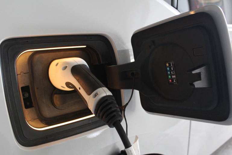 Τα ηλεκτρικά της BMW φορτίζουν από μία κοινή πρίζα και με ένα καλώδιο...