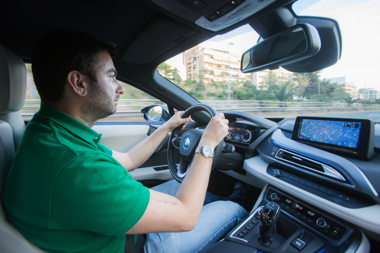 Το BMW i8 μπορείς να το χρησιμοποιείς είτε ως super car είτε ως ένα καθημερινό αυτοκίνητο. Άλλωστε η φιλοσοφία του είναι τέτοια που δεν θα θέλεις να βγεις απο το cockpit...