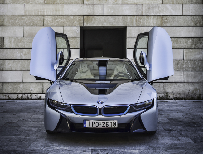 Το επιβλητικό i8 εφοδιάζεται με κινητήρα 1.5 κ.εκ. ο οποίος συνδυάζεται με μπαταρίες και αποδίδει συνολικά 362 ίππους ενώ δεν επιβαρύνεται με τέλη κυκλοφορίας!