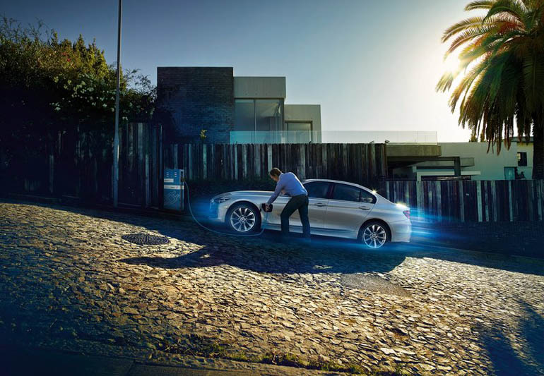 Μέχρι τέλος του έτους θα έχει κάνει και την εμφάνισή της η έκδοση plug in hybrid που θα μπαίνει στην... πρίζα!