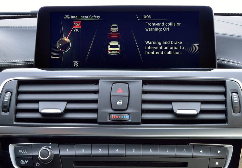 Κορυφαίοι ευκρίνεια στην οθόνη που βρίσκεται στην κεντρική κονσόλα