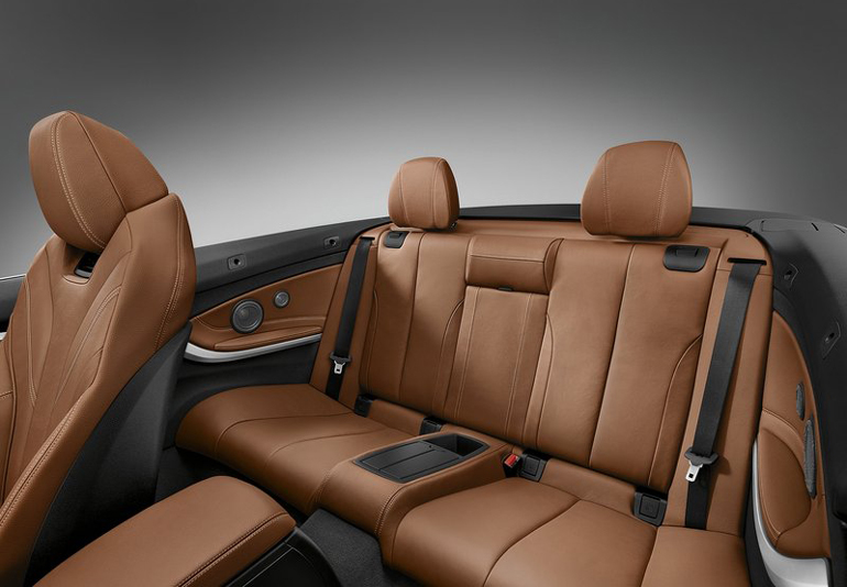 Άνετα θα καθίσουν δύο ενήλικες στην πίσω σειρά καθισμάτων