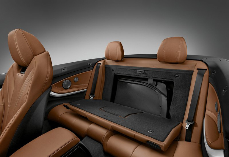 Στην πλάτη των πίσω επιβατών βρίσκεται και ο ανεμοθραύστης..