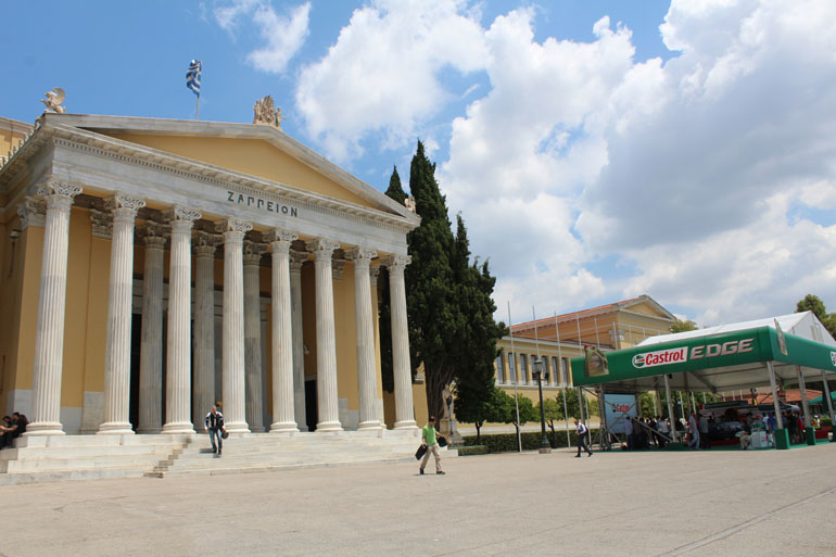 Έξω από το Ζάππειο έχει στηθεί ειδικά τέντα όπου βρίσκεται το εντυπωσιακό όχημα...