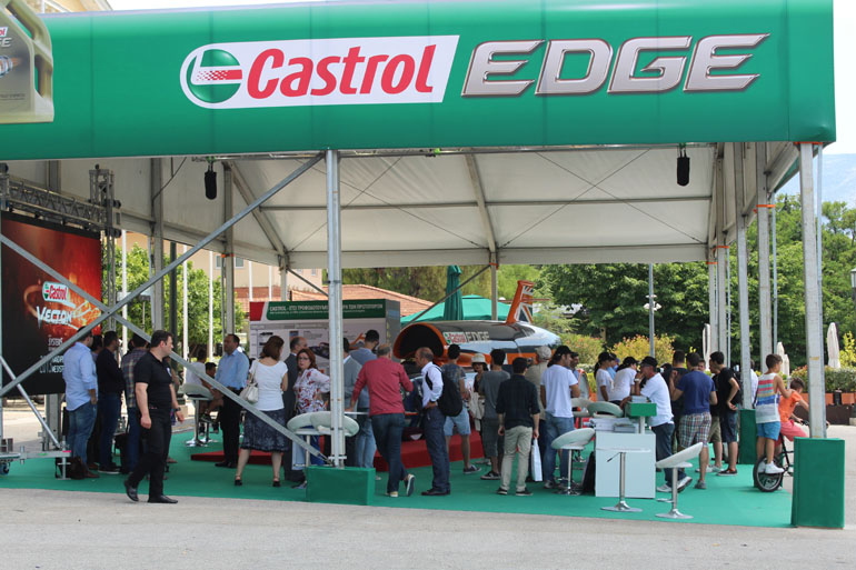 Πολύς κόσμος κάνει στάση για να θαυμάσει το Bloodhound SSC