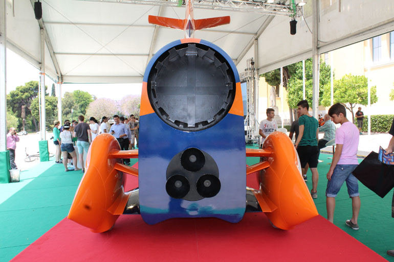 To συγκεκριμένο όχημα που βρίσκεται στην Ελλάδα είναι ρέπλικα 