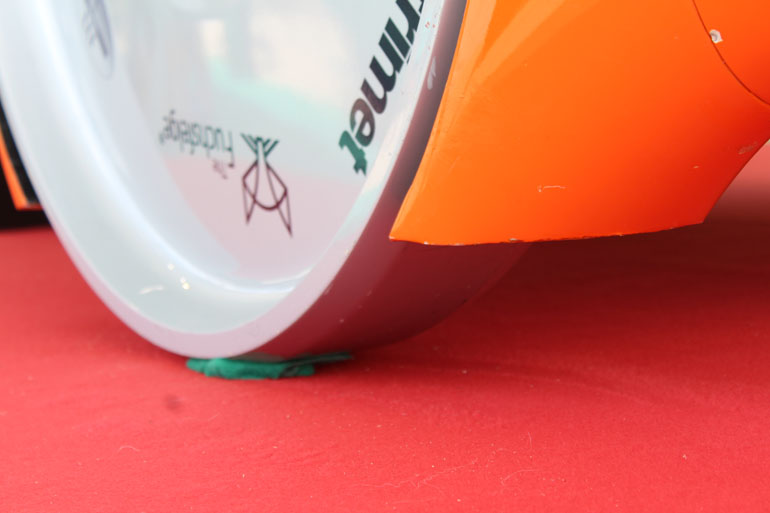 Οι ατσάλινοι τροχοί έχουν διάμετρο 90 εκατοστά....