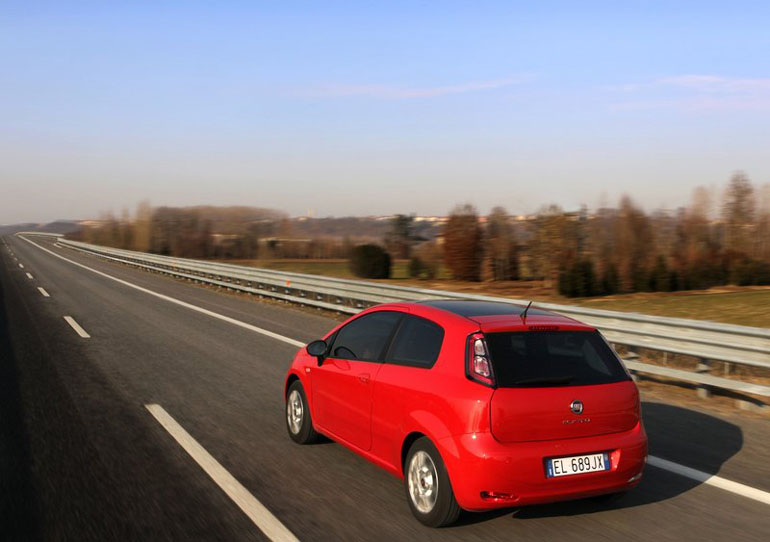Η τρίθυρη έκδοση ξεχωρίζει για τις σχεδιαστικές γραμμές...