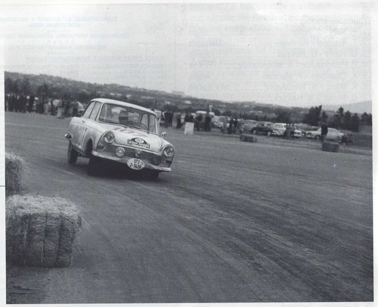 Εντυπωσιακός και γρήγορος οδηγός... (Δείτε στην φωτογραφία την κλίση του σωματός του)