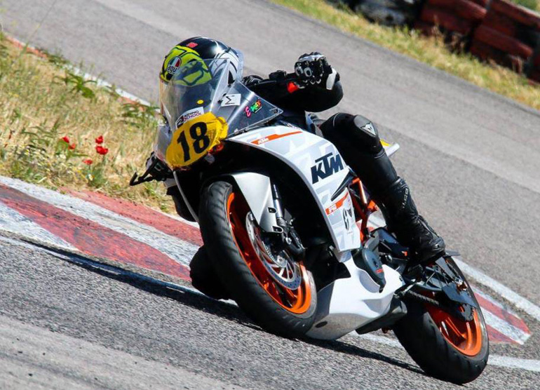 Μπορεί κάποιοι να μην το πιστεύουν αλλά την μοτοσικλέτα της φωτογραφίας την καβαλά γυναίκα!!!