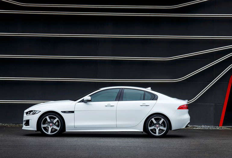 Σχεδόν τα 4.7 μέτρα αγγίζει το μήκος του βρετανικού μοντέλου...