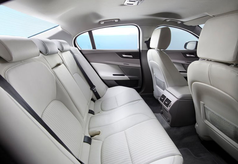 Μεγάλους χώρους έχουν στη διάθεσή τους όσοι κάθονται στην πίσω σειρά καθισμάτων...