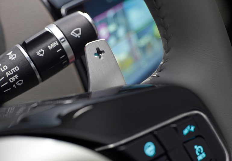 Αλλάγές ταχυτήτων και με Paddles στην περίπτωση που η ΧΕ εφοδιάζεται με αυτόματο κιβώτιο 8 σχέσεων...