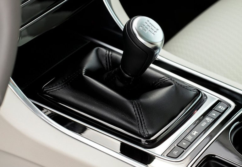 Έκδοση και με μηχανικό κιβώτιο...