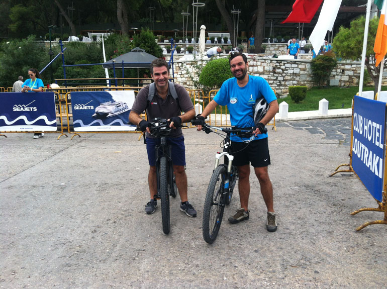 Ο Γιάννης Κάττωριτς (αριστερά) μαζί με τον Ιάκωβο Κρομμύδα με.. ποδήλατα στην εκκίνηση του SEAJETS Ράλι Ακρόπολις