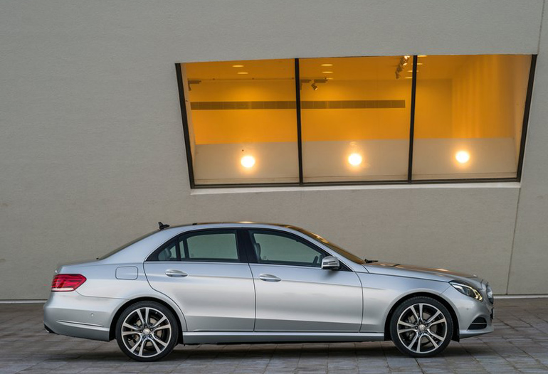 Το μήκος της E Class αγγίζει σχεδόν τα 4.9 μέτρα...