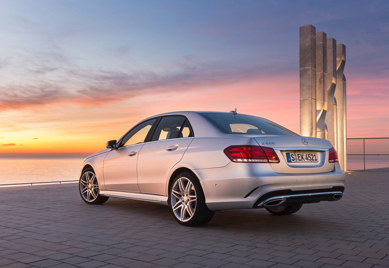 Πολυτελές sedan που είναι διαθέσιμο με κινητήρες βενζίνης, πετρελαίου και φυσικού αερίου...