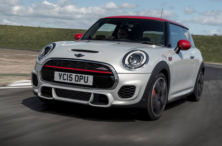 Το γνωστό σε όλους Mini ξεκινά με τιμή κάτω από τα 16.000 ευρώ ( Στην φωτογραφία η έκδοση John Cooper Works)