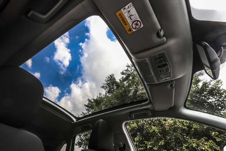 Η πλούσια έκδοση διατίθεται και με μία εντυπωσιακή μεγάλη γυάλινη οροφή