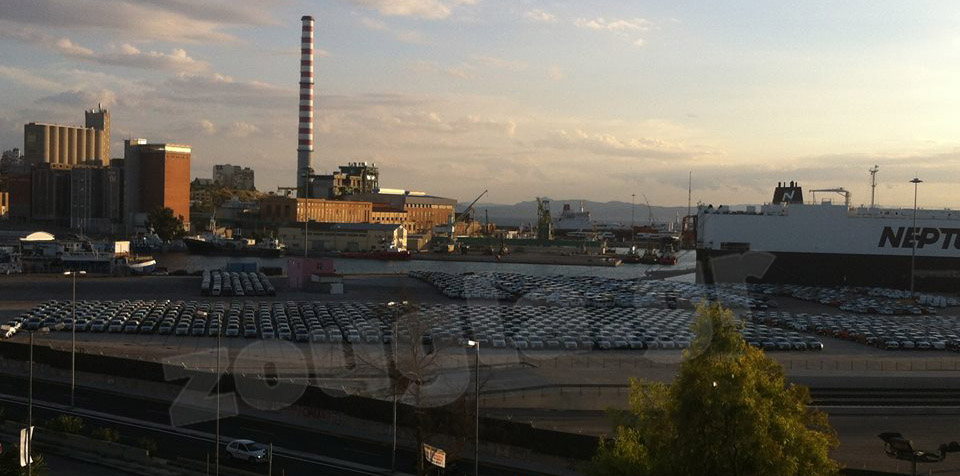 Εκατοντάδες Mitsubishi στο λιμάνι του Πειραιά...