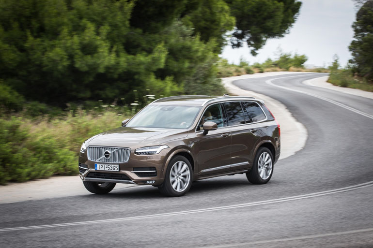 Ξεπερνά τους δύο τόνους σε βάρος αλλά μπορεί και στρίβει εντυπωσιακά. Αν δεν το οδηγήσεις δεν μπορείς να το καταλάβεις...