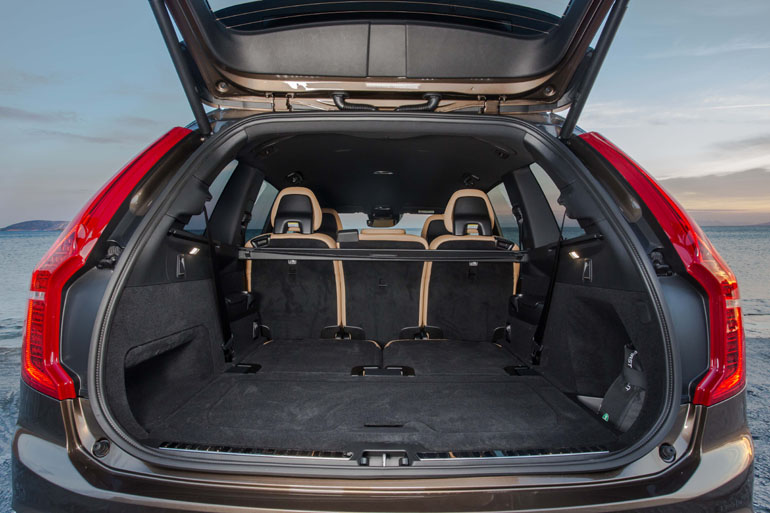 Χώρος αποσκευών στα 671 λίτρα! Αν σηκωθεί η τρίτη σειρά καθισμάτων φτάνει τα 310...
