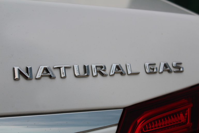 Άμα δείτε αυτό το λογότυπο σημαίνει πως η συγκεκριμένη Mercedes καίει ως καύσιμο και το φυσικό αέριο...