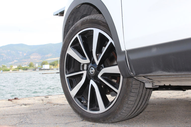 Ο σπορ χαρακτήρας του Qashqai ενισχύεται ακόμα περισσότερο με τις συγκεκριμένες ζάντες αλουμινίου...