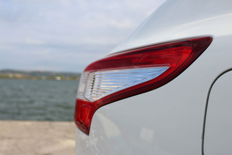 Σχεδιαστικές λεπτομέρειες ακόμα και στα πίσω φώτα...