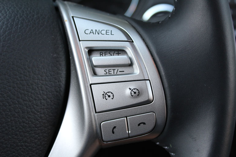 Κουμπιά για τον αυτόματο πιλότο πάνω στο τιμόνι...