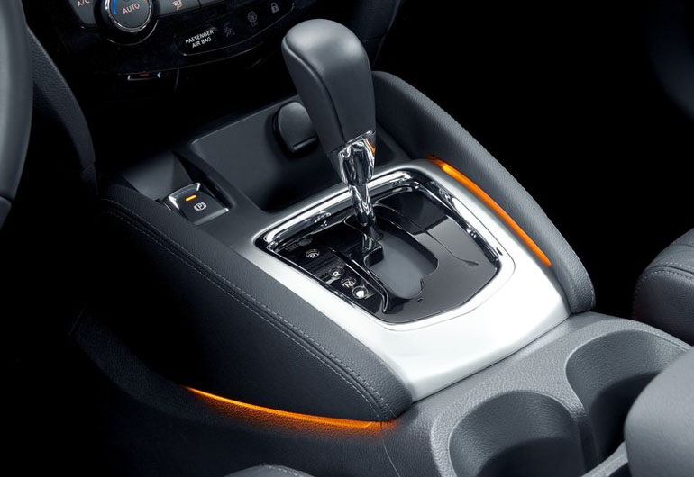 Απροσδόκητα καλό και ανετο το αυτόματο κιβώτιο τύπου CVT. Επιπλέον δείτε και τον κρυφό φωτισμό που δίνει άλλον αέρα στην καμπίνα ιδίως της νύχτα...