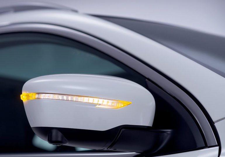 Τα φλας βρίσκονται ενσωματωμένα πάνω στους καθρέπτες...