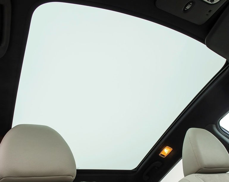 Η γυάλινη οροφή καλύπτει σχεδόν όλον τον ουρανό...