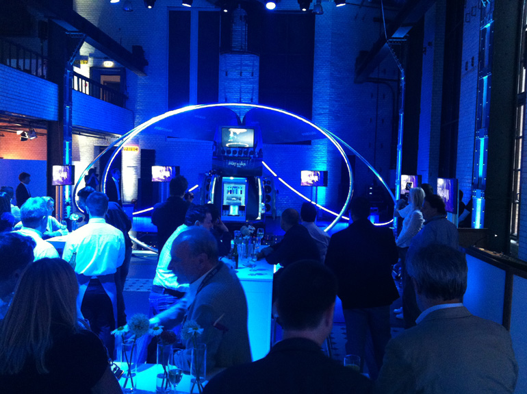 Μπορεί να μοιάζει με.. χταπόδι αλλά στην πραγματικότητα είναι ένα ειδικά διαμορφωμένο ηλεκτρικό e-NV 200!!!