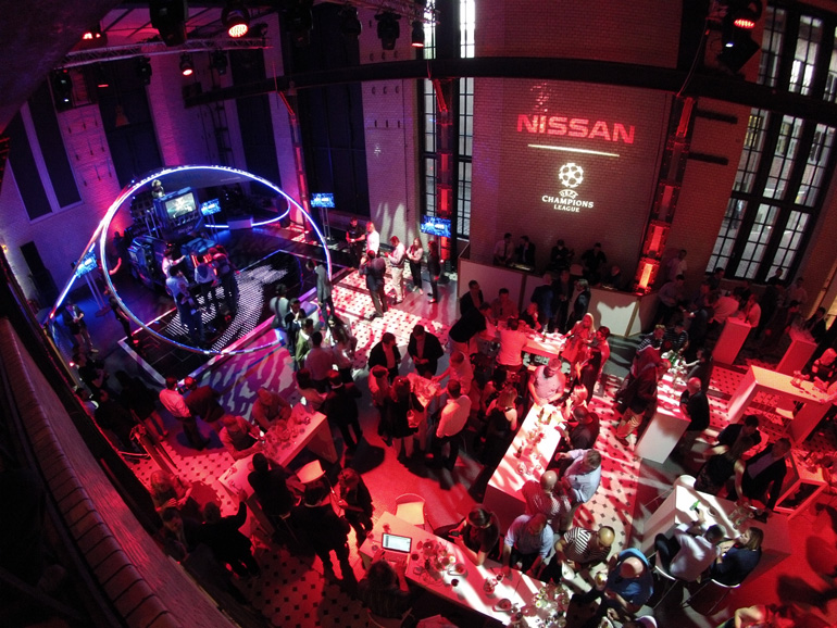 Στα αριστερά το όχημα - club της Nissan με την ονομασία e-NV200 που παρουσιάστηκε για πρώτη φορά σε ειδική εκδήλωση της μάρκας στο Βερολίνο στις 5 Ιουνίου...