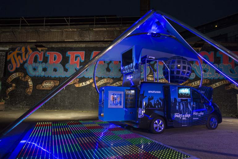 Σε νορμάλ συνθήκες είναι ένα ηλεκτρικό επεγγελματικό όχημα. Σε συνθήκες... Nissan είναι ένα όχημα που αλλάζει τα πάντα σε έναν χώρο προσθέτοντας, μουσική, εικόνες και.. ποτά!!!