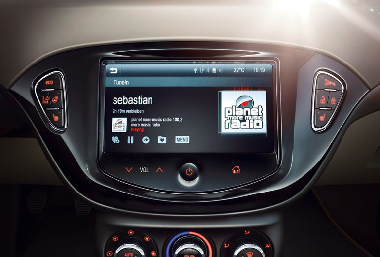 Η οθόνη αφής με την πολύ καλή ευκρίνεια βρίσκεται στην κεντρική κονσόλα...