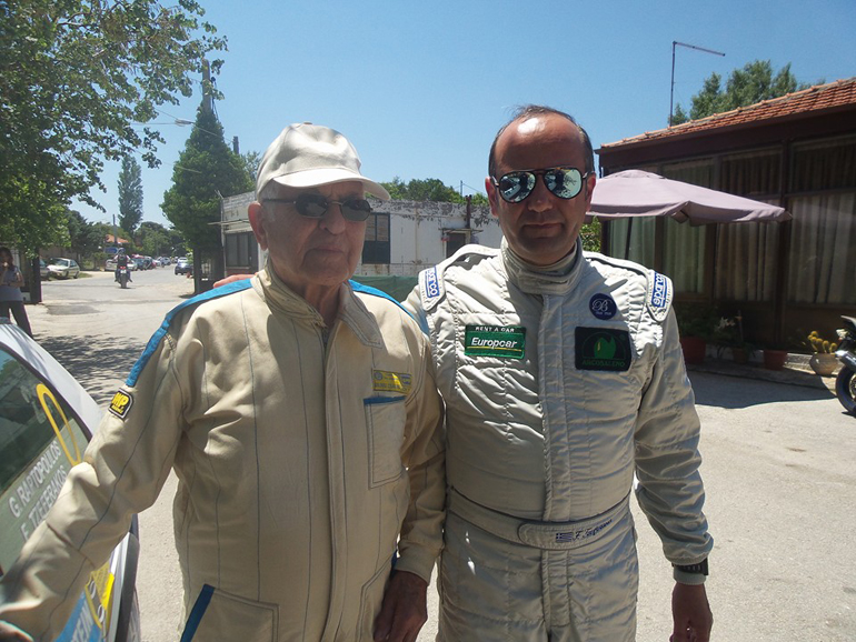 Ο Γιώργος Ραπτόπουλος με τον Φίλιππο Τζεφεράκο με τον οποίο εμφανίζονταν ακόμα και πρόσφατα σε αγώνες με το αγαπημένο του VW Golf