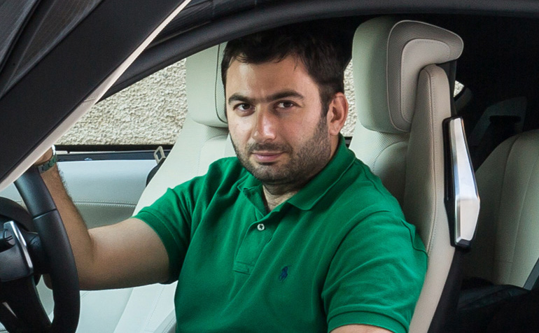 Στην περιγραφή της εκκίνησης που θα γίνει κάτω από τον Ιερό Βράχο της Ακρόπολης θα είναι ο Βασίλης Σαρημπαλίδης