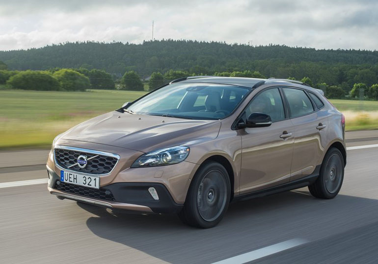 Το V40 Cross Country ξεκινά λίγο πάνω από τα 23.000 ευρώ..