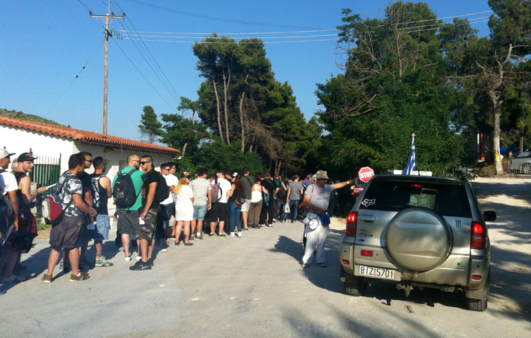 Στην ουρά για το... λατομείο!