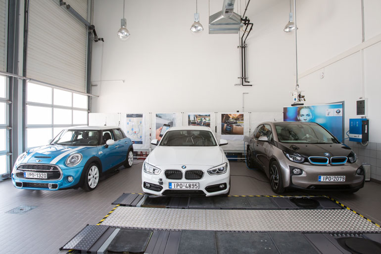 Κατά τη διάρκεια της ενημέρωσης δοκιμάσαμε τις τεχνολογίες σε αυτοκίνητα της BMW, της BMW i και της MINI