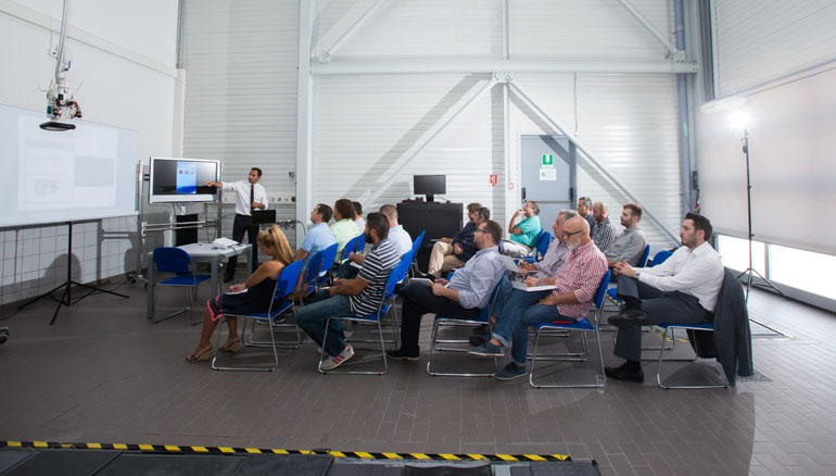 Οι δημοσιογράφοι κάθισαν στα... θρανία για να μάθουν τι σημαίνει 'Connected Drive'...