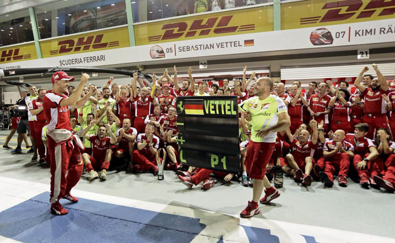 Ο Vettel πανηγυρίζει την 42η νίκη της καριέρας του....