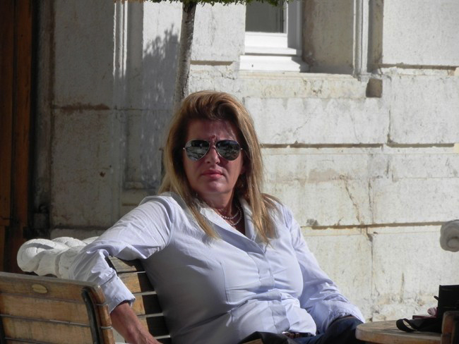 Η Χρύσα Αγρογιάννη ήταν 22 χρόνια σε θέσεις επικοινωνίας εισαγωγικών εταιρειών. Έξι χρόνια στη Skoda και 16 στην Ford